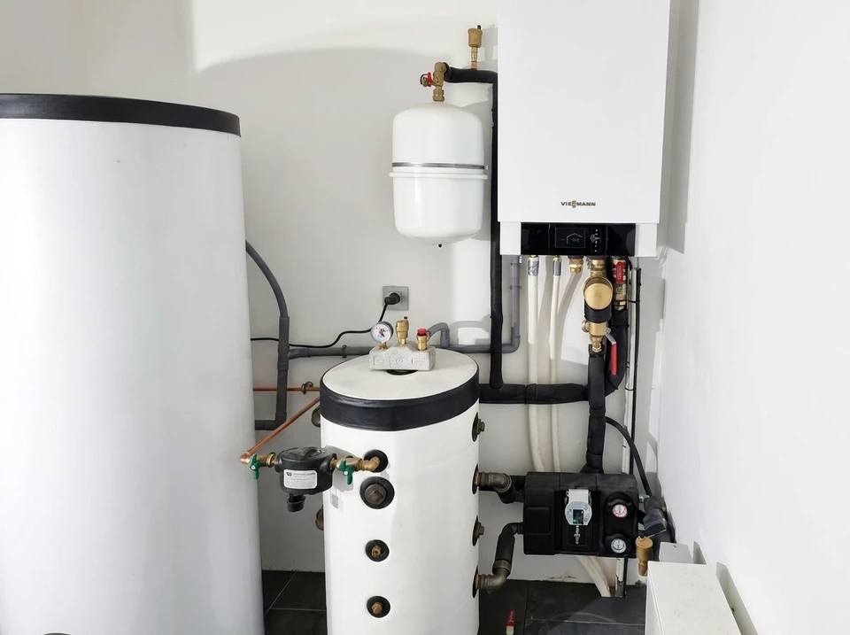Intérieur moderne avec chauffe-eau instantané blanc fixé au mur turquoise
